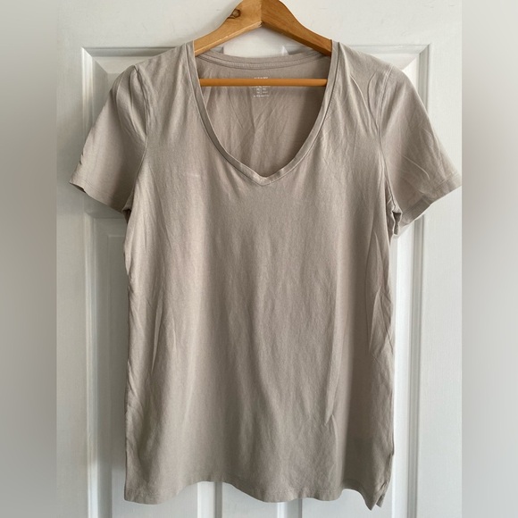 (2) Old Navy Tee Shirts- V-Neck and Scoop Neck
Size M - Picture 1 of 8